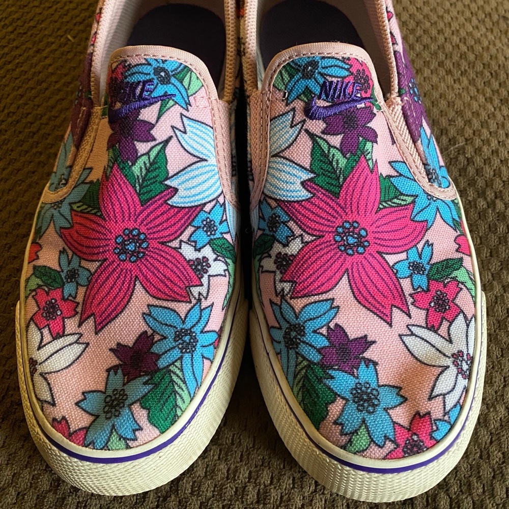 Nike slip on 8.5 Women’s (7 men’s)